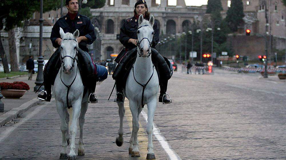 In vielen Ländern - wie hier in Italien - gibt es Polizei-Pferdestaffeln