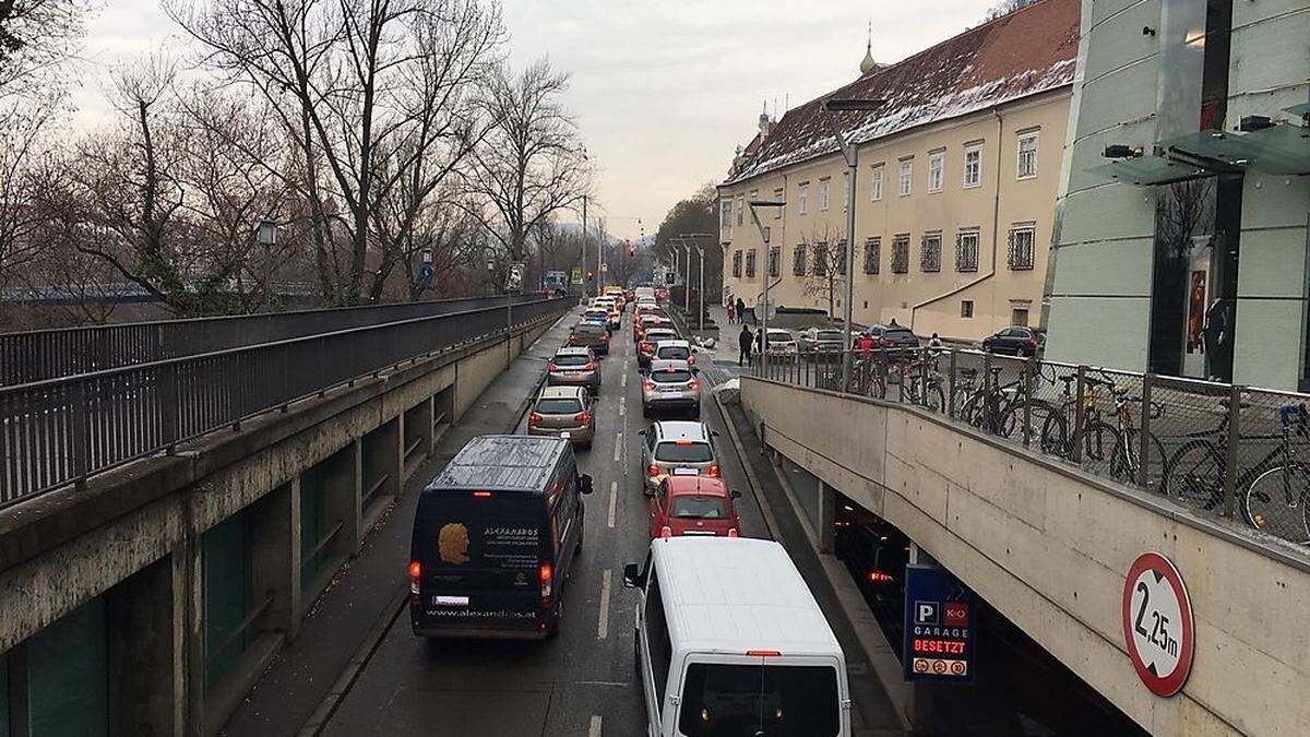 Staus - hier vor der überlasteten Kastner&Öhler-Garage in Graz