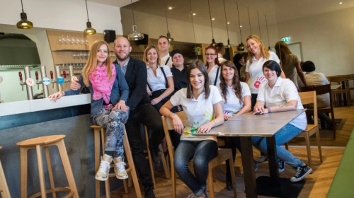 Andrea und Karl Heinz Hinterhofer (links) mit ihren Mitarbeitern im Cafébereich.