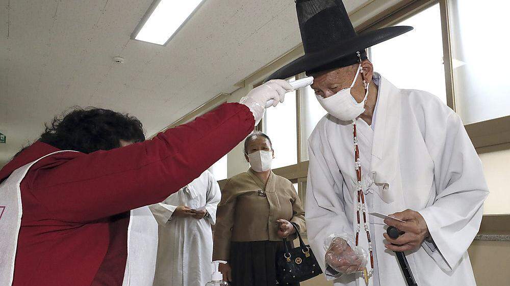 Südkorea: Fiebermessen vor der Wahlkabine