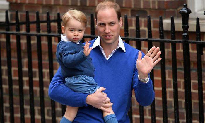 Prinz William mit Sohnemann George vor der Klinik