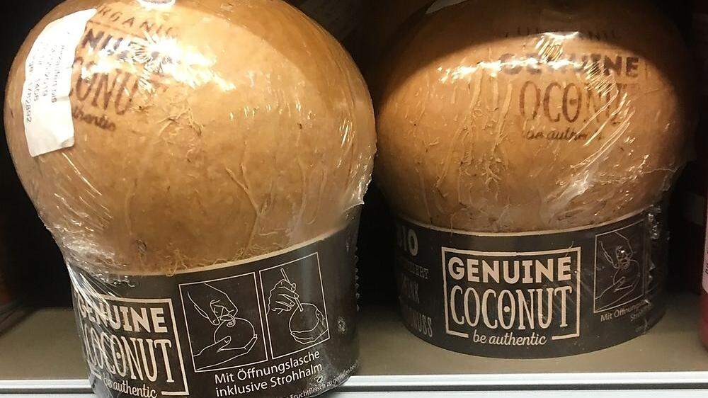 Neu im Regal: Kokosnuss in Plastik, mit eingefräster Trinklasche und Strohhalm.