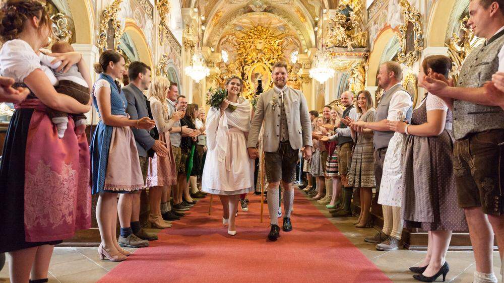 Julia und Michael als frisch vermähltes Ehepaar beim Auszug aus der Stiftskirche Vorau