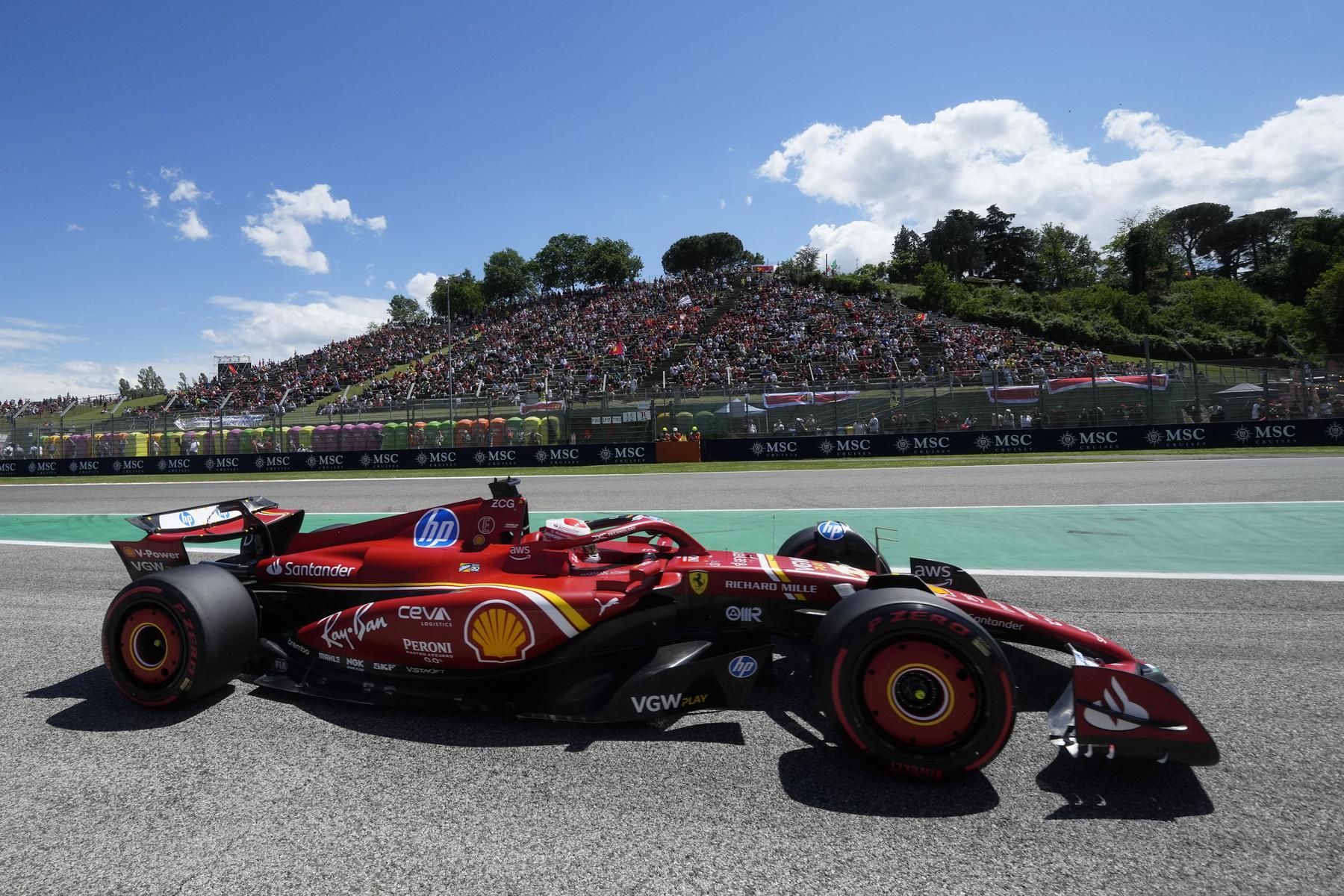 Formel 1 in Imola : Ferrari ist rechtzeitig zum Heimspiel zurück an der Spitze
