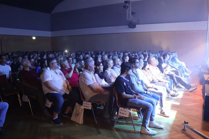 Der große Saal im Kuss Wolfsberg passte ideal für die Nachfrage nach diesem Konzert der international bekannten Rockband aus der Steiermark.