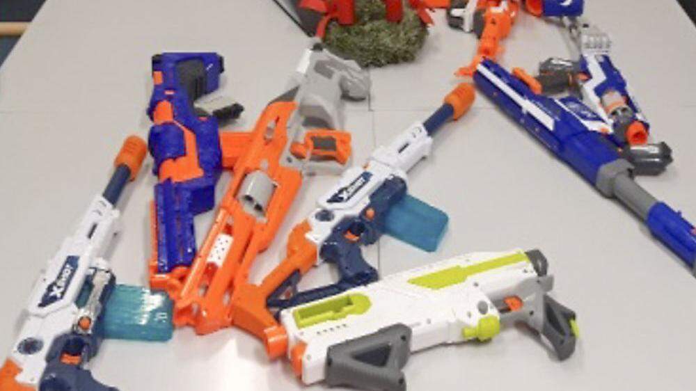 Mit diesen Spielzeugwaffen haben die Buben in Leoben-Judendorf laut eigener Aussage &quot;Räuber und Gendarm&quot; gespielt