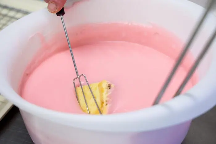 Hilfreich beim Glasieren: eine sogenannte Pralinengabel.