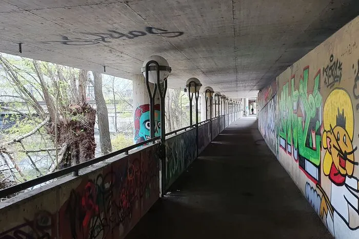 Dieser dunkle Abschnitt ist nur für Fußgänger.
