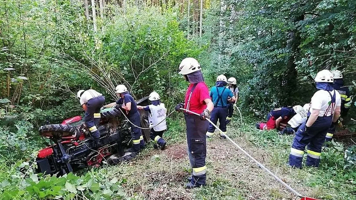 Der Traktor wurde gesichert und wieder aufgestellt