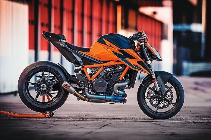 KTM 1290 Super Duke R: Stärker, leichter, wendiger – 189 kg trocken, der 75-Grad-V-Twin leistet 180 PS (140 Nm, 1301 ccm), die neu programmierte, schräglagenabhängige Traktionskontrolle soll das Biest noch besser domestizieren.