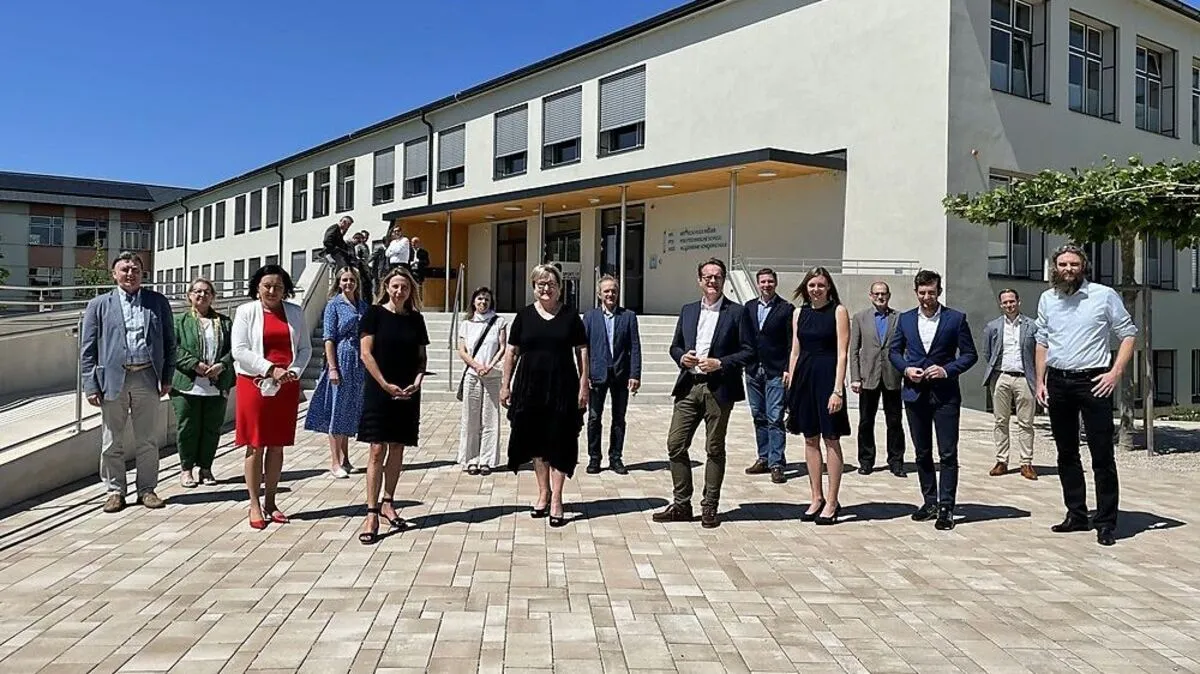 Bürgermeister Marcus Martschitsch, Landesrätin Juliane Bogner-Strauß, Bildungsdirektroin Elisabeth Meixner, Direktorin Evelin Wutzl und Vertreter der Gemeinden bei der Eröffnung