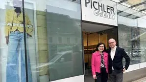 Ilse und Richard Pichler vor ihrem Geschäft verabschiedeten sich mit 68 und 70 nun Jahren vollends in den Ruhestand