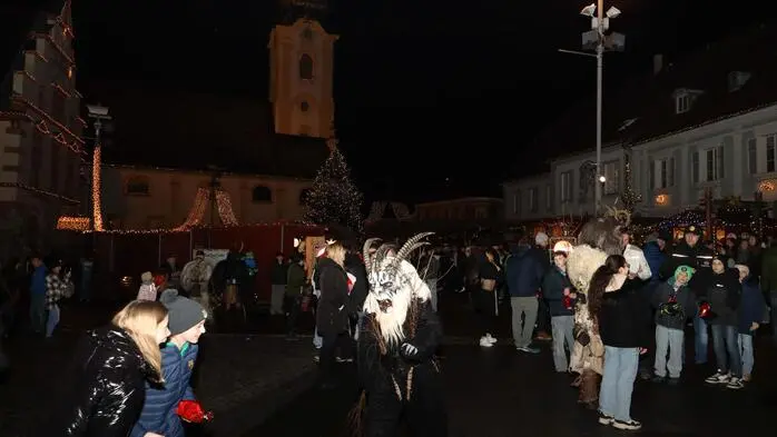 Am Freitag fand am Hauptplatz der traditionelle Krampusrummel statt.