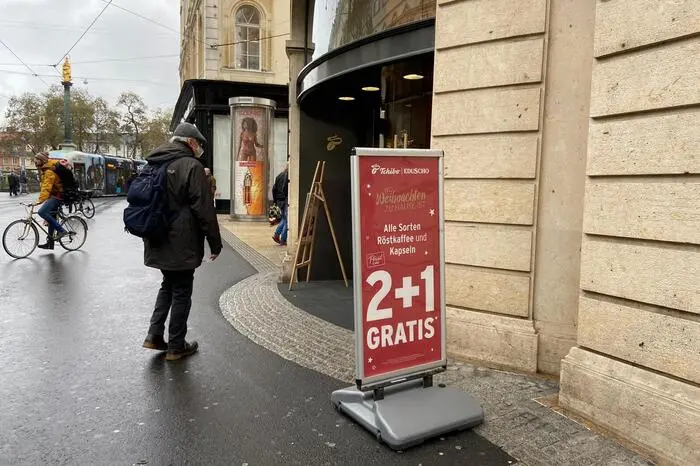 Die Hoffnung der Virologen, dass die Geschäfte nicht gleich mit Rabatten starten, um das Kundenaufkommen nicht auch noch anzuheizen, hat sich also nicht erfüllt.