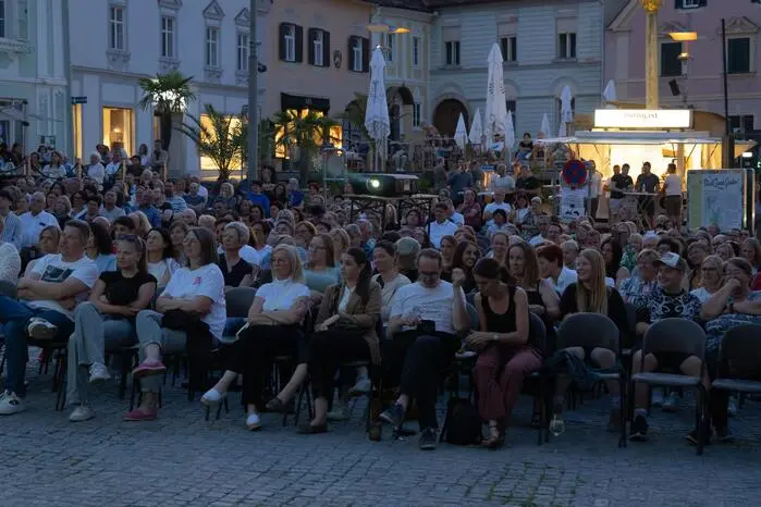 Unter freiem Himmel, bei angenehmer Abendstimmung, genoss das Publikum einen unterhaltsamen Kinoabend mit viel Witz, kühlen Getränken und bester Atmosphäre mitten in der Stadt.
