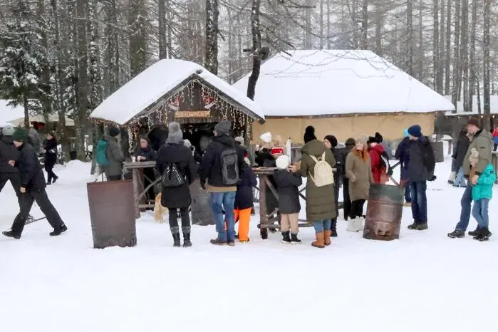 So bestand bei 15 Ausstellern aus Slowenien und Österreich die Möglichkeit, nach Weihnachtsgeschenken Ausschau zu halten. Auch Skifahrer schnallten ihre Brettln für eine Pause ab, um sich beim Christkindlmarkt zu stärken. 