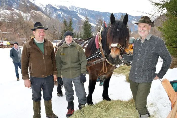 Dem Publikum präsentiert haben sich auch Christoph Wassertheurer vom Pferdezuchtverein K17 Oberes Gailtal mit seinen treuen Helfern Stefan Walker und Nikolaus Huber, Gerfried Luser und Noriker-Stute Sissi.