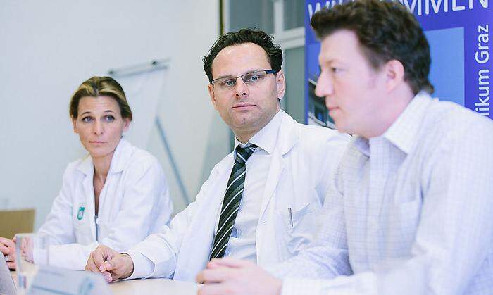 Die Experten Patrizia Kump und Christoph Högenauer mit dem Patienten