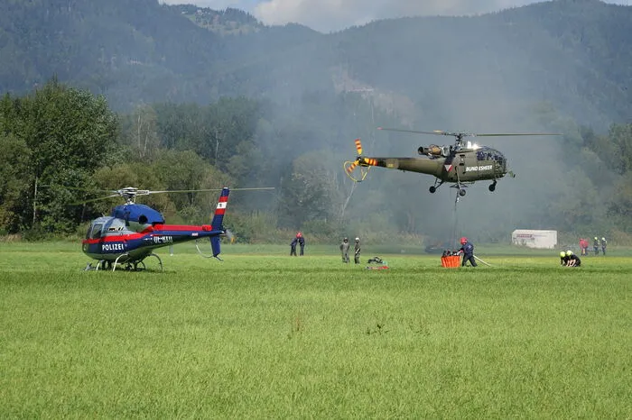 Statt des Zwitscherns der Vögel gaben zahlreiche Flugzeuge und Hubschrauber den Ton an.