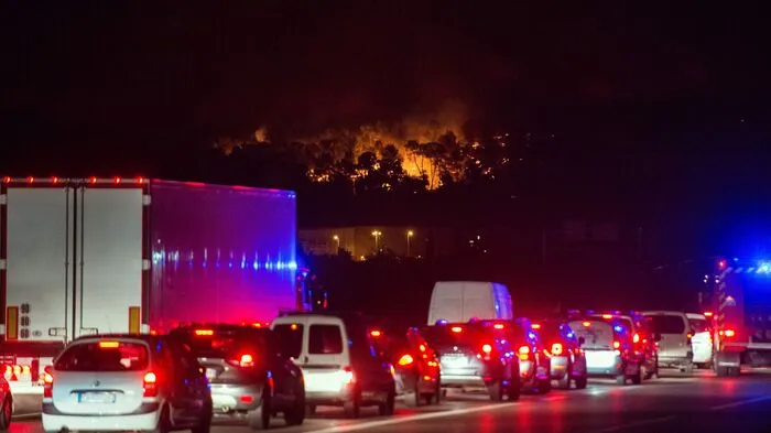 Die Lage  nahe der zweitgrößten französischen Stadt Marseille ist laut Einsatzkräften "außer Kontrolle" geraten...