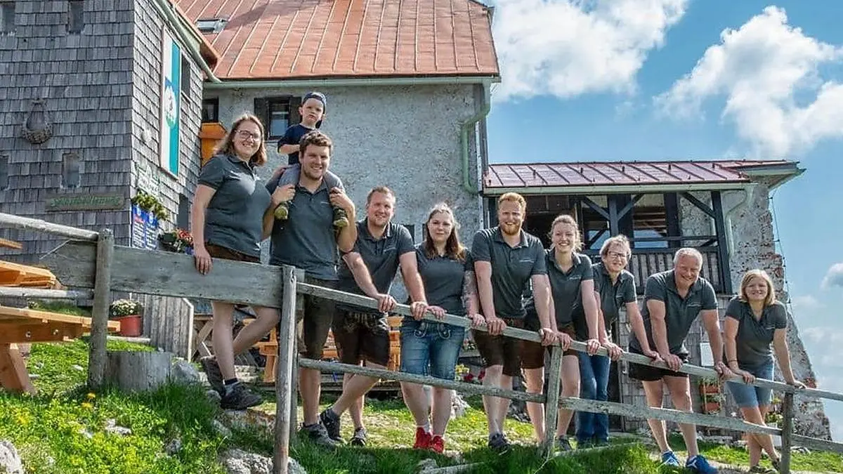 Das Team verabschiedet sich vom Schneealpenhaus