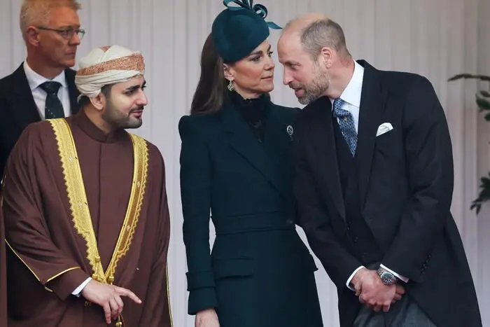 Trotz strömenden Regens ließ sich Kate die gute Laune nicht verderben. Gemeinsam mit Prinz William nahm sie an der feierlichen Kutschenprozession durch Windsor teil