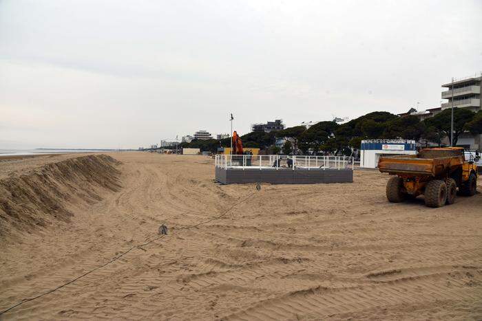 Jedes Jahr werden Zigtausende Kubikmeter Sand vom Strand in Lignano weggespült