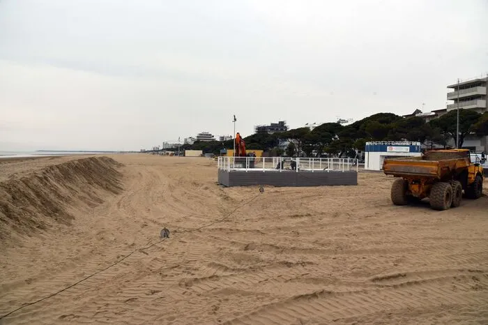 Jedes Jahr werden zigtausende Kubikmeter Sand vom Strand in Lignano weggespült. Die Meereswogen treiben den Sand zum Leuchtturm Faro Rosso. Von dort wird jetzt alles wieder zurückgebracht, um die Krater und das Gefälle am Strand von Lignano wieder eben zu machen. So wie man es eben vom späteren Frühling und Sommer und frühen Herbst kennt.