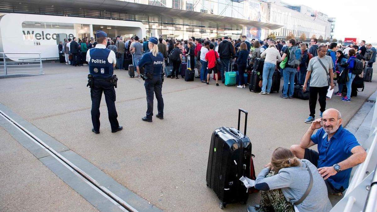 Die Passagiere am Flughafen Brüssel mussten warten - und anstehen. 