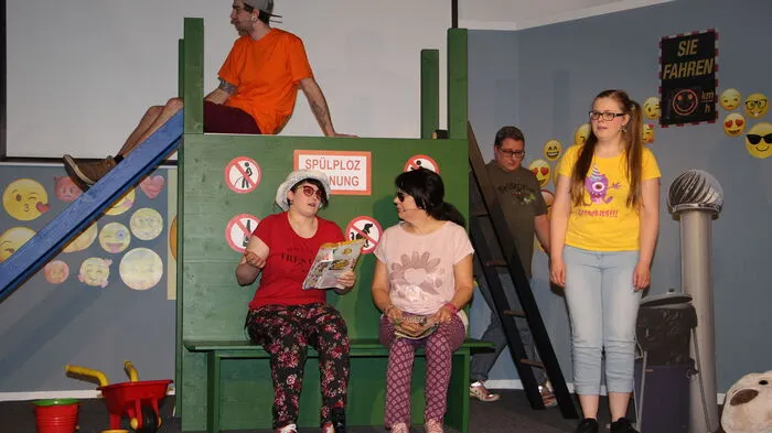 Die Narren aus St. Peter ob Radenthein geben unter dem Motto "Ein Tag aus dem Leben des Bürgermeisters" wieder Vollgas. Auf dem Spielplatz: Fabian Pirker, Evelyn Brachmaier, Karin Ploner, Alex Winkler und Jennifer Fuchs