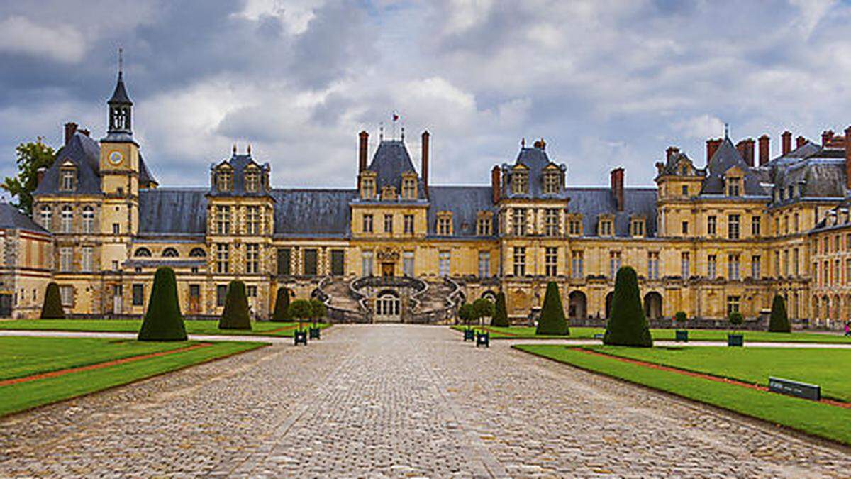 Das Schloss Fontainebleau (links) rund 60 km südlich von Paris zählt zum Weltkulturerbe