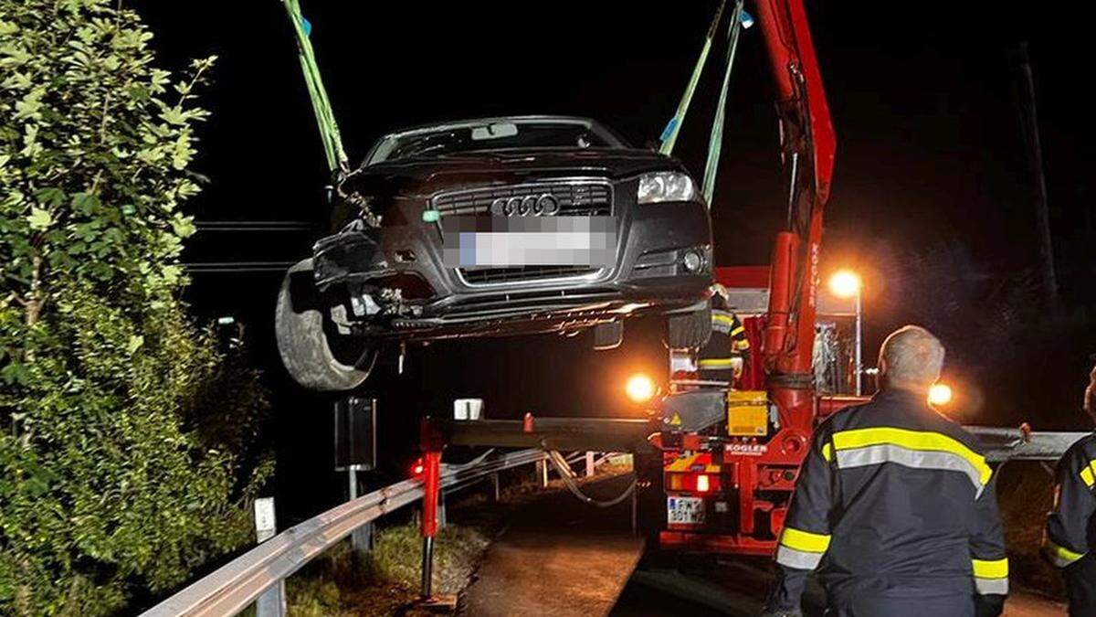 Das Fahrzeug musste mit einem Kran geborgen werden