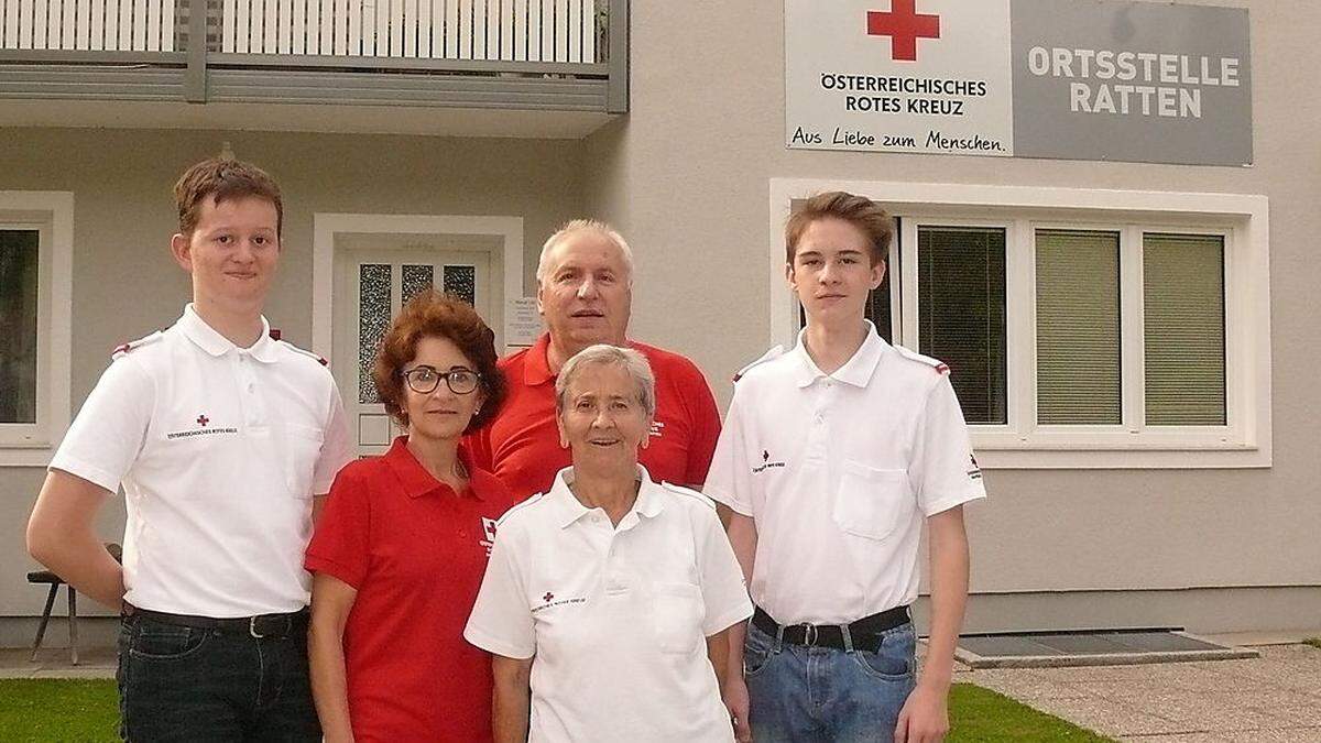 Die beiden 14-jährigen Michael Dampfhofer (links) und Elias Posch (rechts) mit der 79-jährigen Mitarbeiterin Rosa Ziegerhofer (vorne) mit Ortsstellenleiter Hubert Reithofer und Stellvertreterin Gertrude Wurm