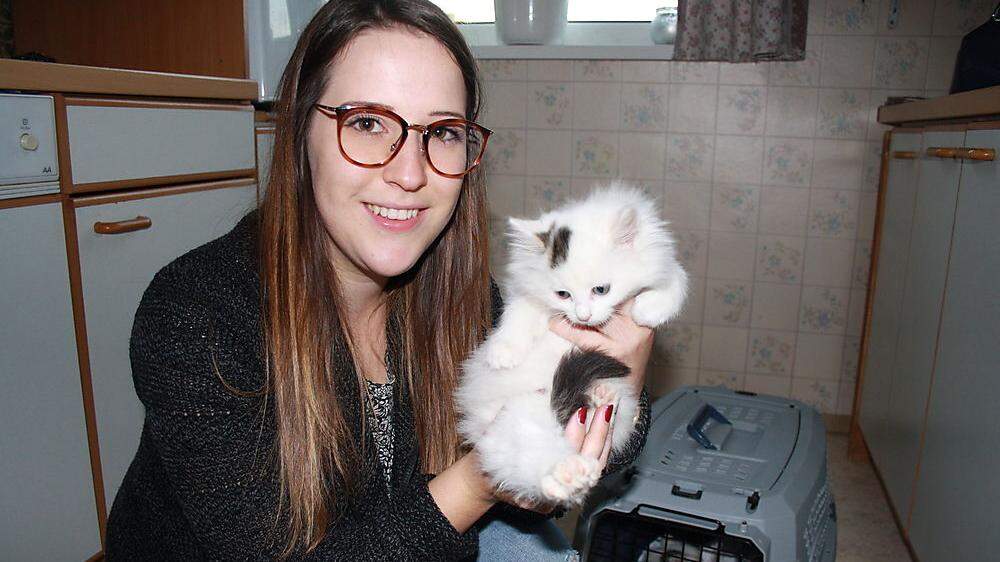 Michelle Thuller mit einem der drei Kätzchen, die nun in einer Pflegestelle aufgepäppelt werden