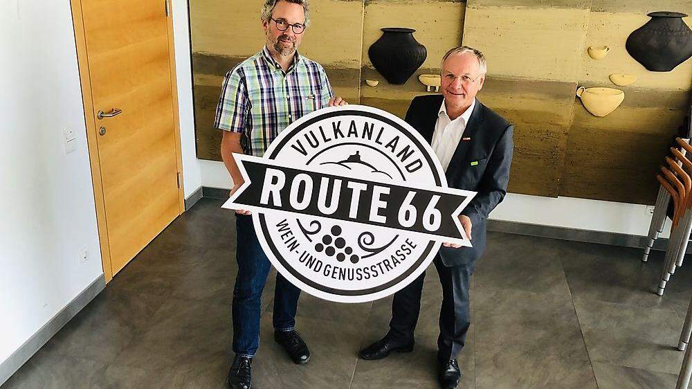 Geht es nach Vulkanland-Obmann Josef Ober (r.) und Leader-Manager Michael Fend, soll die „Route 66“ – die Straße der Kulinarik – künftig Gäste in die Region locken