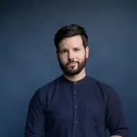 Niko Rittenau galt als „Star“ der veganen Szene, heute kommt auch wieder Fleisch auf seinen Teller, er betreibt aber auch ein veganes Lokal in Wien