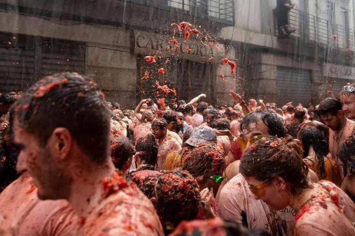 "La Tomatina" fand erstmals in den 1940er-Jahren statt, Kritiker bemängeln dabei die Lebensmittelverschwendung.