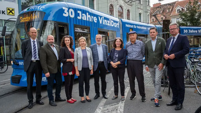 Vertreter aus Politik, Wirtschaft und Sozialeinrichtungen und Kirche nahmen an der Jungfernfahrt der neuen Vinzi-Bim teil