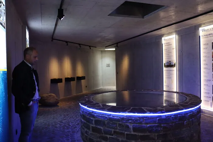 Aus diesem Brunnen – einer von ursprünglich vier Brunnen am Hof – wird einer der wichtigsten Rohstoffe für das Murauer Bier gewonnen – Wasser. Er ist Teil der Führung durch die "Brauerei der Sinne".  
