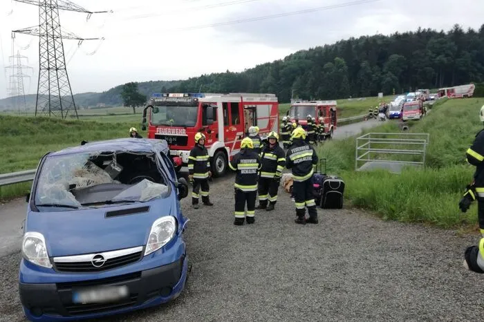 ... wurde von der anfangenden Leitplanke aufs Dach geworfen und kam schlussendlich auf der Beifahrertür zum Stillstand. Dabei wurde das Bein einer Person unter dem Wrack eingeklemmt.