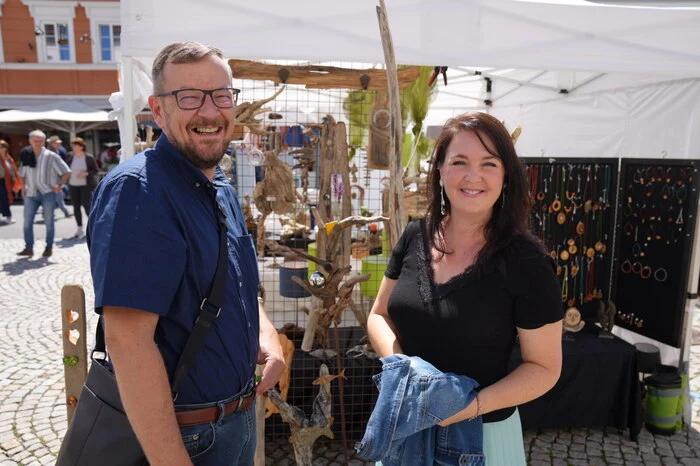 Stadtamtsleiter Christian und Gattin Alexandra Rudiferia finden immer wieder Interessantes am Kunsthandwerksmarkt.