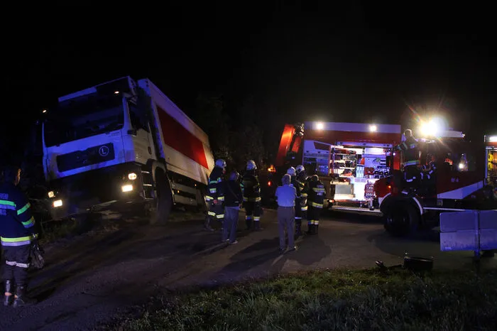 Ein Lkw, der mit Weintrauben befüllt war, war in den Straßengraben abgerutscht und drohte abzustürzen.