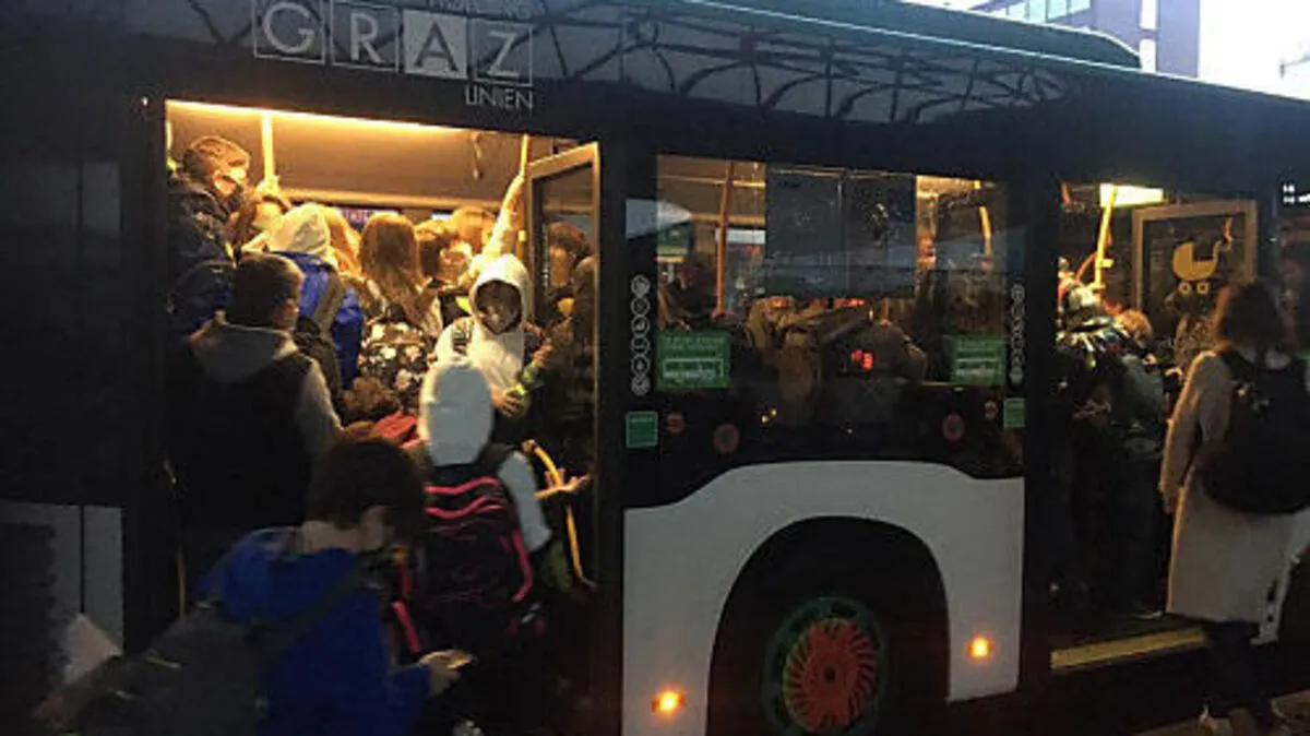 Schüler sind häufig mit öffentlichen Verkehrsmitteln unterwegs, zum Glück ist es nicht immer so eng wie auf diesem Foto
