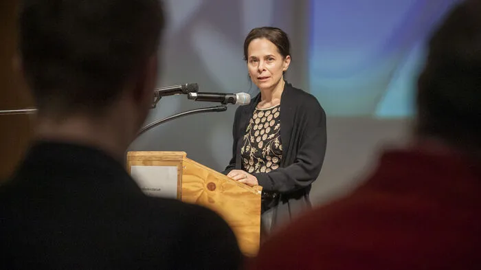 Die Kärntner Autorin Anna Baar (u. a. „Die Farbe des Granatapfels“, „Nil“) wurde am 25. Jänner im Wiener Künstlerhaus mit dem Österreichischen Staatspreis ausgezeichnet.