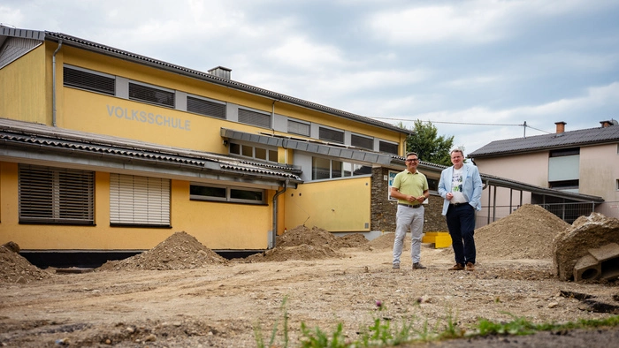 Lakounigg und Wedenig vor dem Schulgebäude