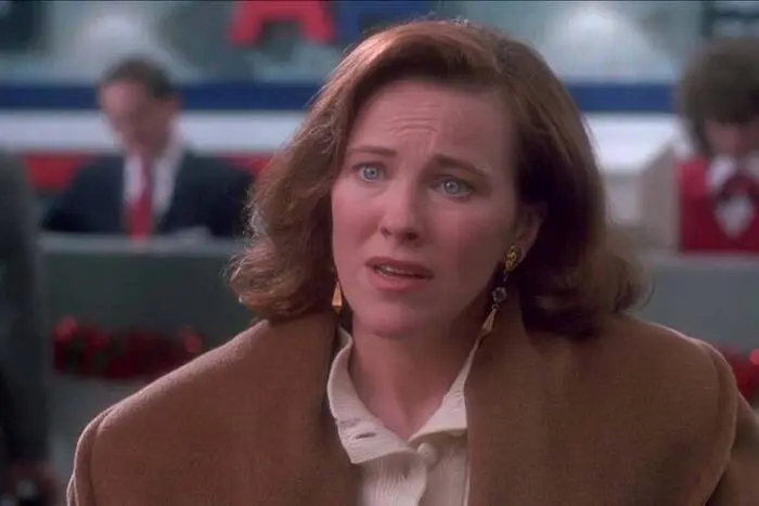 Kevins Mutter Kate McCallister, die sich ärgste Vorwürfe machte, wurde von Catherine O'Hara dargestellt, die heute noch immer im Business ist.
