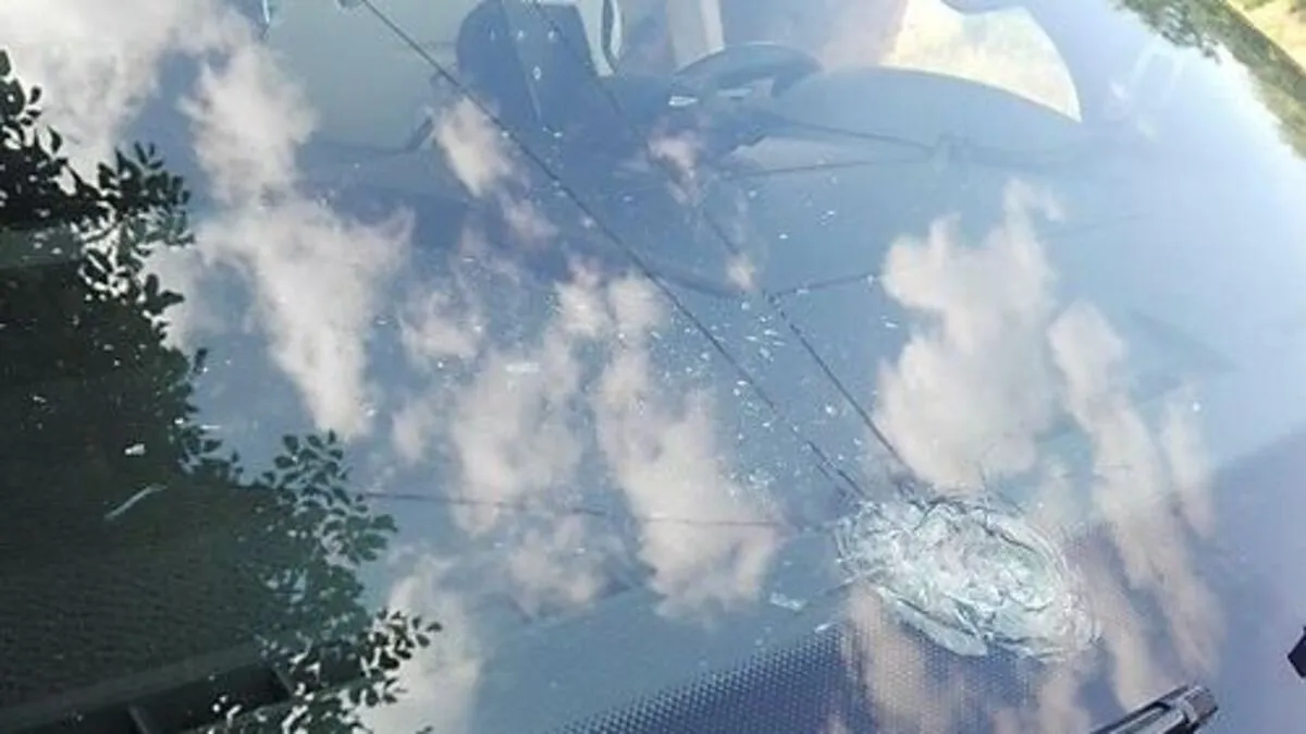 Die Windschutzscheibe des Rettungsautos wurde durch den Stein beschädigt