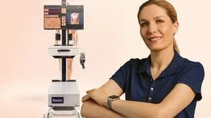 Montage von einem Hautanalysegerät hinter dem eine Frau steht und daneben eine Frau die die Arme verschränkt hat