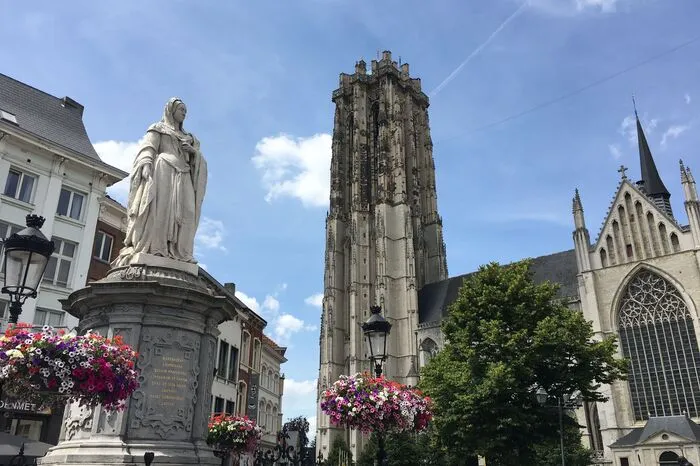 Die Österreich-Achse ist an vielen Ecken und Enden sichtbar: So erinnert ein Standbild vor der St. Rumolds-Kathedrale an Margarete von Österreich, Tochter von Maria von Burgund und Kaiser Maximilian aus dem Hause Habsburg - und im 16. Jahrhundert Statthalterin in Mechelen.