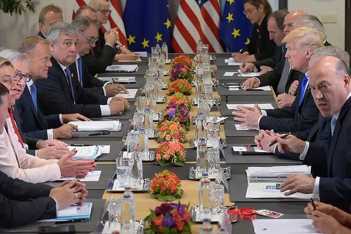 Der Präsident musste sich nicht erklären. In acht Tagen gab er keine einzige Pressekonferenz. In Brüssel verzichtete er auf ein Statement mit den Spitzen der EU. Ratspräsident Donald Tusk stellte sich allein vor die Journalisten und sagte, er sei nicht sicher, ob man eine gemeinsame Position zu Russland habe. Nach dem NATO-Gipfel musste Generalsekretär Jens Stoltenberg als eine Art Sprachrohr herhalten und Trumps harsche Abkanzelung an die Verbündeten erklären. Beim G-7-Gipfel war der Amerikaner der einzige der Staats- und Regierungschefs, der sich nicht den Journalisten stellte.